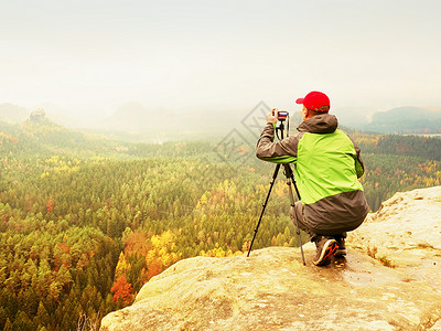 流年心情记录自然摄影师坐在岩石边缘拍摄照片 坐落在岩石边缘记忆相机职业记录砂岩艺术家老师运动员帝国男性背景