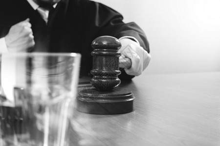 司法与法律概念 在法庭上 用手锤的男法官锤子软垫惩罚药片男人桌子黑色思考男性律师背景图片