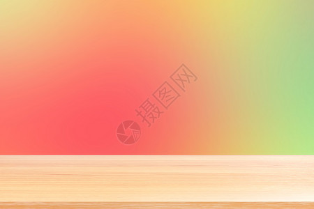 渐变红色和绿色软背景上的空木桌地板 木桌板空前彩色渐变 浅红色渐变上的木板空白 用于展示产品或横幅广告彩虹桌子橙子桌面金子坡度紫背景图片