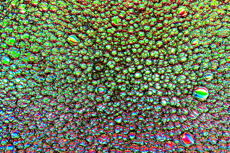椭圆形气泡五颜六色的油滴在水面上 圆形和椭圆形 设计的抽象明亮的背景辉光想像力宏观反射泡沫气泡光谱折射墙纸艺术背景