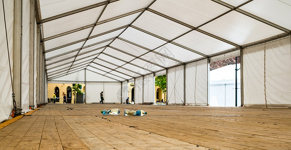白色帐篷瓶装水天花板功能柱子帐篷酒吧电缆金属帆布框架地面背景