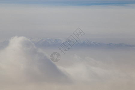 喜马拉雅山和飞机云层的空中景象 空中旅行的概念背景图片