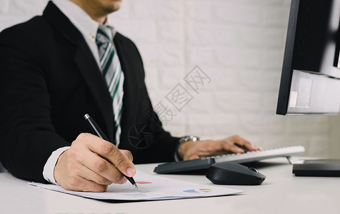 表 商 业 男 工 员 一 财务报告一报告贸易投资经济人士支付数据办公室商业笔记本背景图片