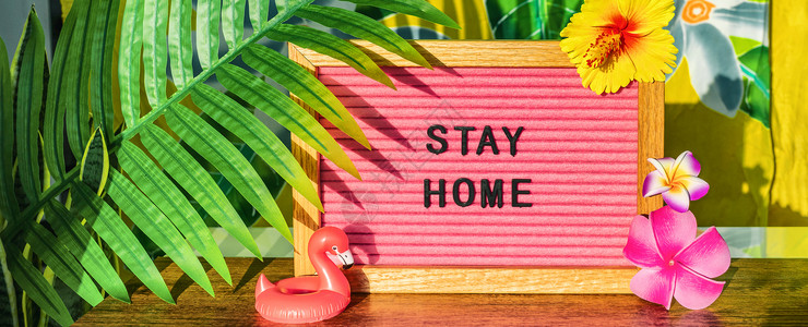 庸俗在CCOVID-19旅行禁令期间 SSTAY Home签署暑假计划 热带背景包括棕榈叶 鲜花 flamingo游泳池浮标背景