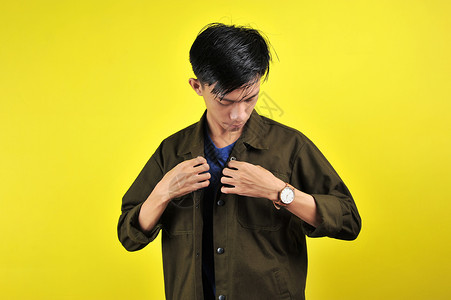 自信的亚洲青年男子穿着临时T恤衫和夹克灰色管理人员商业幸福双臂微笑公司大学城快乐职业背景图片