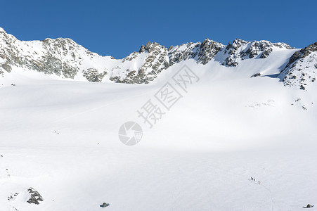 与徒行者一起在雪坡上看到全景背景图片