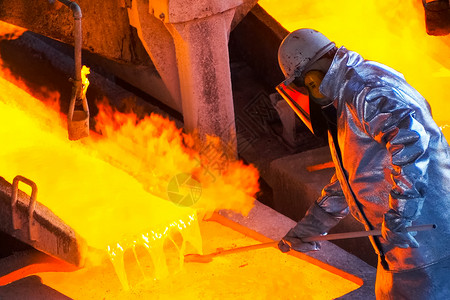 钢铁厂的工人 工人混合熔化金属帽子植物铝厂测试生产火焰商业铸件制造业烟雾背景