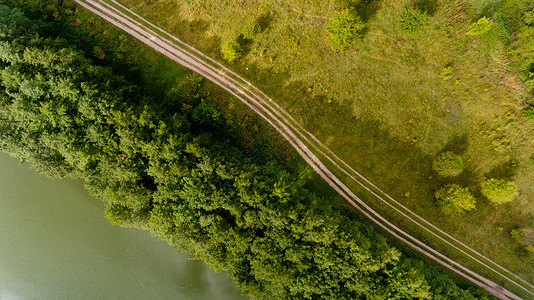 地面公路的顶端视线与河平行溪流冒险墙纸土地木头环境公园旅行小路平行线背景图片