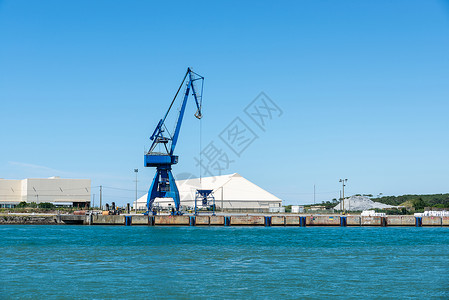 法国Bayonne港蓝起重机高清图片