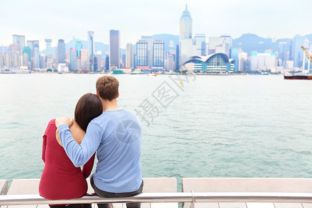 香港天际和维多利亚港-一对夫妇高清图片