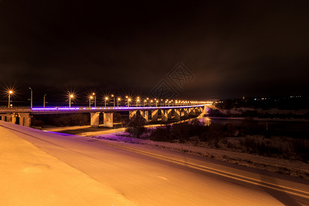 雪桥冬季夜间城市的桥城地标蓝色白色照明反射紫色建筑艺术场景建筑学背景