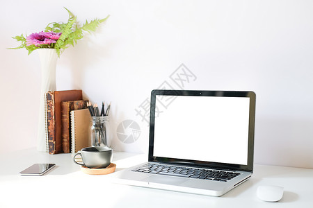 工作空间服务台和膝上型计算机 复制空间和空白屏幕笔记本窗户工作室潮人公司桌面白色风格木头房间背景图片