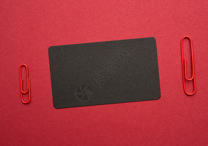 黑纸纸纸板名卡和红色金属纸夹背景图片