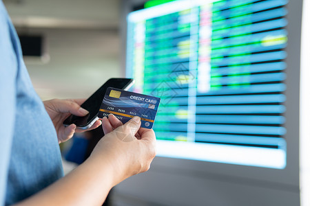 奖励卡片女人用手持信用卡在网上购物的网路上市场卡片网络支付交易飞机场金融手机信用出口背景