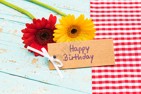 黄色折角标签带生日快乐贺卡的多彩花朵背景