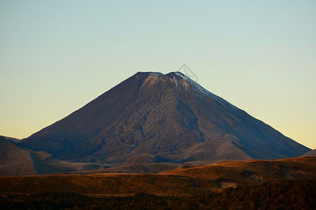 察哈尔火山群新西兰汤加里罗国家公园的火山 的对称锥体 这是汤加里罗火山群中最大 最活跃的火山 是太平洋火环的一部分远足地标蓝色冒险荒野陨石风背景