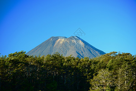 察哈尔火山群新西兰汤加里罗国家公园的火山 的对称锥体 这是汤加里罗火山群中最大 最活跃的火山 是太平洋火环的一部分旅行地热蓝色地质学土地冒险背景