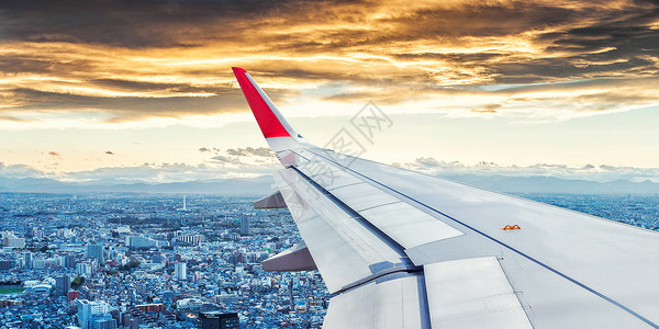 飞机机窗空机窗口中的日本城景视图城市天空假期商业全景气氛日落旅游引擎空气背景