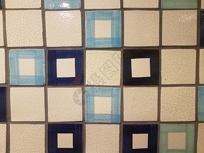 黑白和蓝色平方瓷砖或背景正方形镶嵌裂缝地面白色背景图片