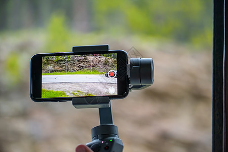 简约旅游主题视频边框带稳定器的智能手机摄路视频背景