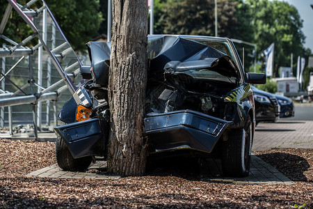 黑色汽车对着树正面驾车追尾金属损耗总体损害事故车祸黄色车辆钣金背景图片