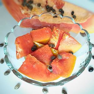 木瓜甜点特写橙色新鲜木瓜保留在白色背景中 碗里有切片 并富含纤维维生素C和抗氧化剂 刺激你的免疫力 对糖尿病人和眼睛有好处盘子热带营养浆果情背景