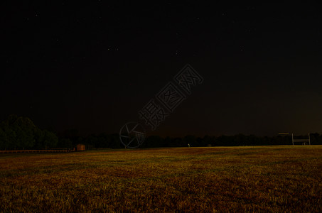 来自星星与来自美国弗吉尼亚州的星星一起在夜空中新西雅特草地场地天文学科学观星彗尾新智天文星座天空背景