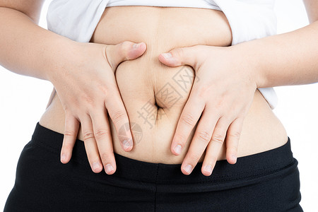 胖女人拿着过多的脂肪腹部 超重的脂肪腹部在白色背景下被隔离 饮食生活方式 减肥 胃肌 健康理念身体女性损失数字肚子组织检查腰部肥背景