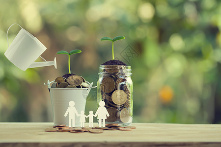 家庭资产银行和金融 “节省资金”概念 用玻璃瓶和满桶的硬币在绿芽上浇水 家庭成员随身携带 这说明投资钱以赚取收入增长背景