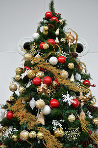 长高的圣诞树 装饰品如吊球和雪红色假期绿色快乐风格庆典物品雪花季节装饰背景图片