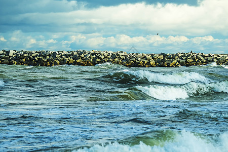 冲浪元素素材具有风暴天气的波罗的海草皮荒野海港白色假期波浪冲浪天空断路器背景
