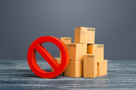 纸板箱和红色禁止符号 NO 限制进口 禁止向受制裁国家出口军民两用物品 缺货 禁运贸易战 生产过剩或稀缺背景