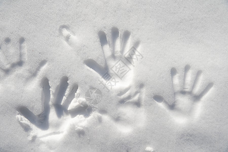 冬季白雪上的手印高清图片