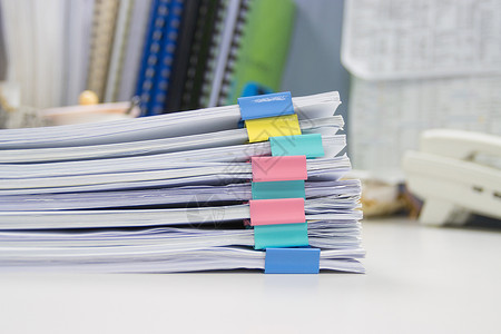 文件文件夹和堆在桌上的业务报告纸质文件档案标准组织白色办公室数据库记录工作贮存商业背景图片