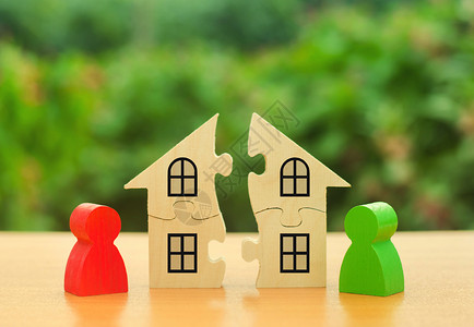 两个人物将房子分开 离婚的概念 前配偶 亲属之间的房产 财产分割程序纠纷 遗嘱的执行背景