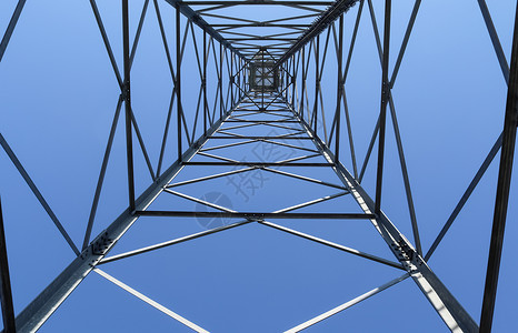 北部的电天线和通信发射塔工业建造收音机建筑学金属细胞蓝色技术通讯电讯背景图片