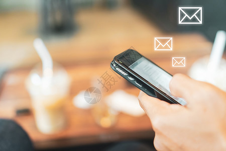 垃圾短信使用智能手机的女性手发送和接收电子邮件收件箱短信细胞电话垃圾邮件技术网络邮件通讯男人背景