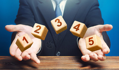 编号3男子从手中扔出 5 个编号为 1 2 3 4 5 的积木 五个简单的步骤 组织和系统化 按说明逐步进行 业务规划 行动计划背景