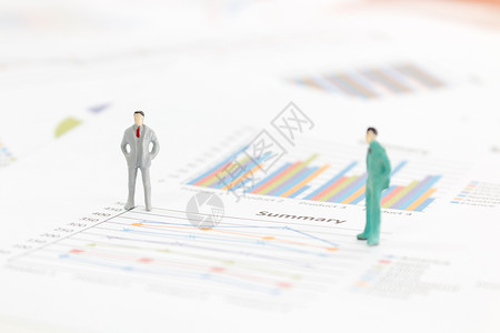 站在图示图表上的商业商家的微型人物金融数据数字人士男人宏观工作库存团队塑像背景图片
