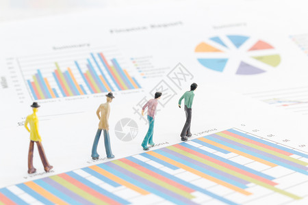 小纸人站在图示图表上的商业商家的微型人物金融团队生长人士商务宏观数据塑像工作库存背景