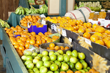 在市场上展出的新水果的封闭特写杂货店标签沙漠食物场景饮食生产展示棕榈背景图片