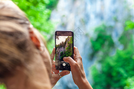 使用智能手机拍摄悬崖壁背景图片