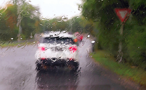 在暴风雨中驾驶汽车车辆交通下雨玻璃街道旅行运输风暴挡风玻璃城市图片