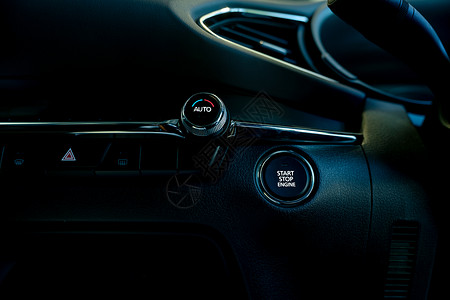 启动豪华车的停引擎按钮 按上按钮开始点火点燃钥匙控制板温度发动机驾驶技术起动机气候背景图片