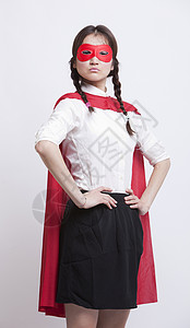 超级大牌狂欢身着超级英雄服装 手在白色背景下抓臀部的亚洲年轻女性肖像背景
