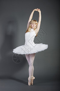 美丽的芭蕾舞演员年轻女性芭蕾舞女舞蹈者在灰色背景上低步跳跃有氧运动微笑舞蹈舞蹈家冒充女孩们运动街道说唱活力背景