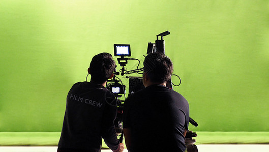 绿色电视文本框摄影师团队和摄制组和电影摄影机男人蓝色地面全体白色屏幕黑色相机电影工具背景