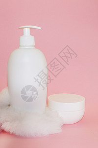 产品优惠粉红色背景的白色化妆品瓶 奶油罐和白皮美容芳香护理治疗清洁度福利瓶子毛皮疗法管子背景