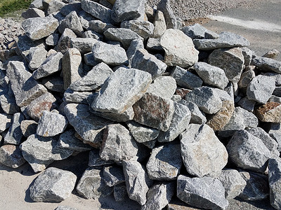 建筑工地的灰石堆卵石灰色碎石石头岩石巨石鹅卵石背景图片