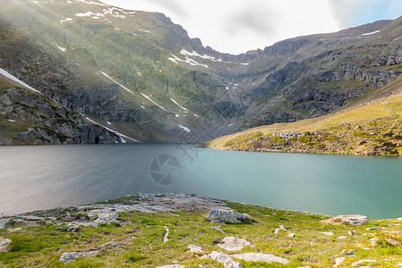 喹啉美丽的克雷奥尔湖 在英尔斯山谷的山避难所液体蓝色扎营冰川季节池塘风景高山阳光侵蚀背景